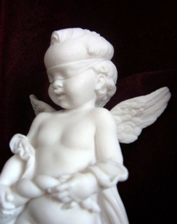 Alabaster Engel mit Tyche Fortuna Symbolen