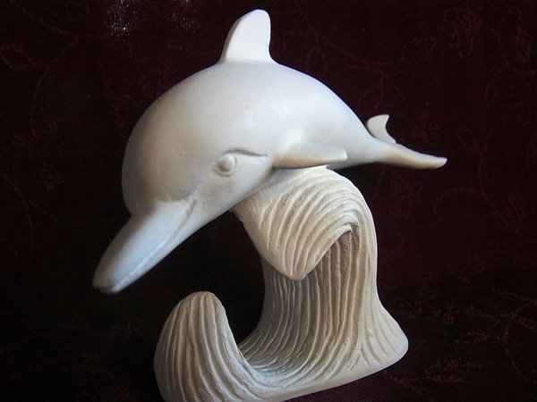 Alabaster Delfin auf Welle
